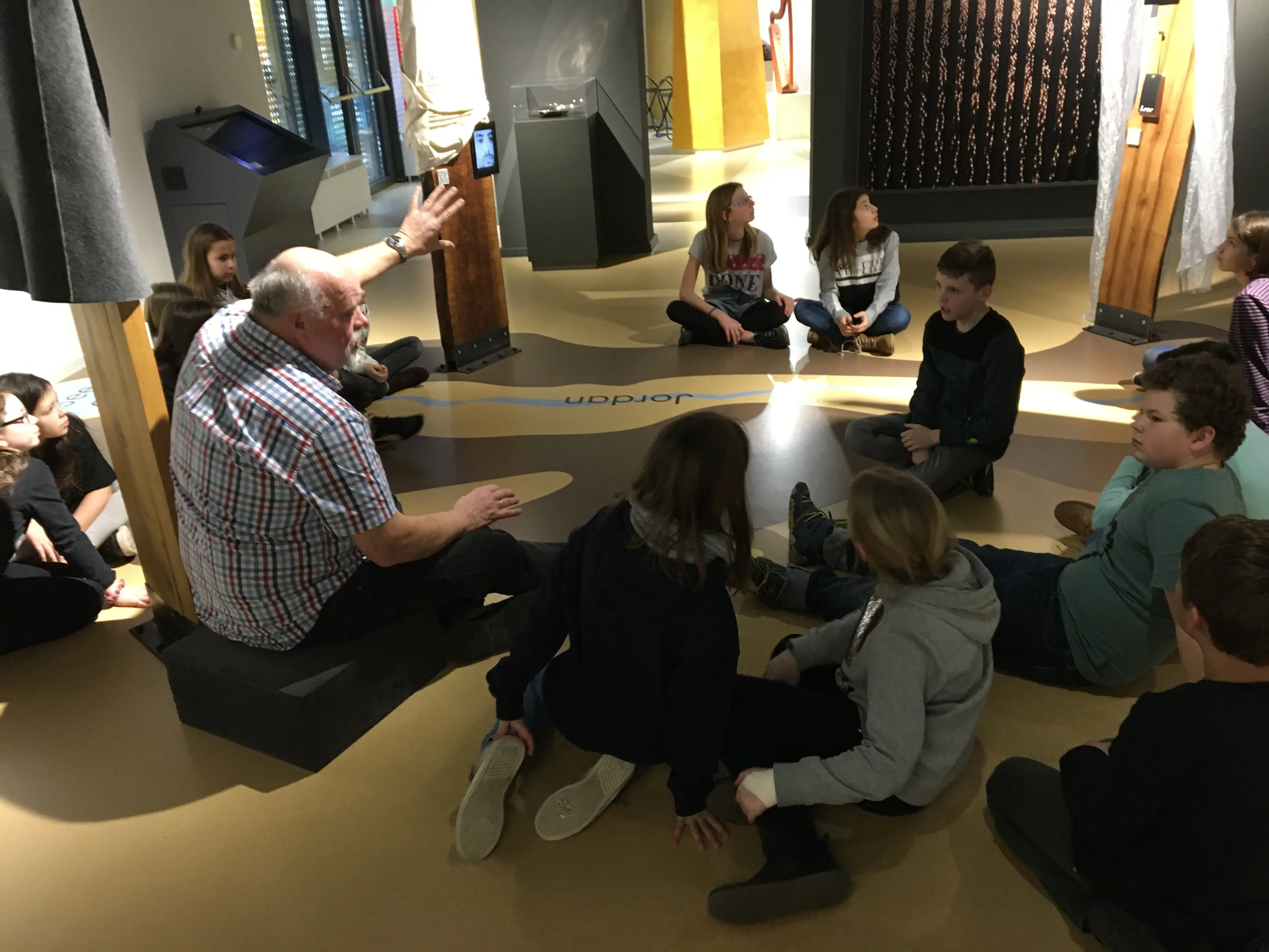 Besuch der Fünftklässler im Bibliorama Stuttgart