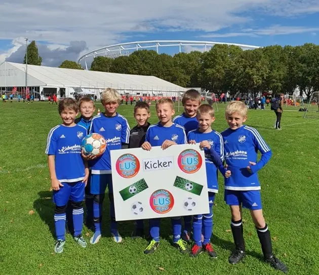 Jungen mit Plakat