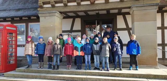 Kinder stehen vor dem Rathaus