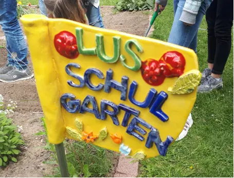 Der Schulgarten grünt und blüht