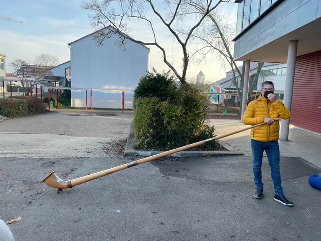 Alphorn auf dem LUS-Schulhof